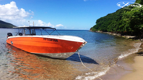 Bateau près de la plage des Îles des Saintes