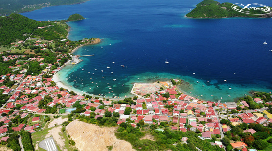 Vue aérienne du bourg des Îles des Saintes