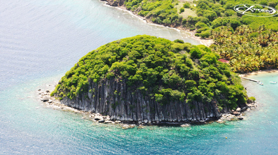 Vue aérienne du pain de sucre des Îles des Saintes